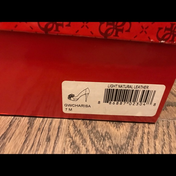 Guess size 7 heels - Picture 3 of 4